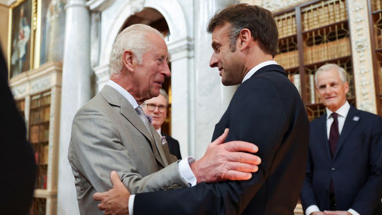   Král Charles se setká s prezidentem Francie Emmanuel Macron během setkání evropského politického společenství v paláci Blenheim.  Pic Reuters