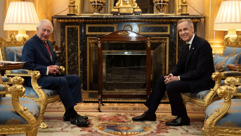 Král Charles III, vlevo, drží publikum s kanadským premiérem Markem Carneym, vpravo, v Buckinghamském paláci v Londýně, Anglie, pondělí 17. března 2025. (Aaron Chown/PA přes AP, Pool)