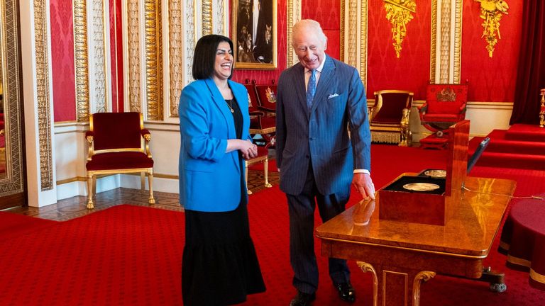Král Charles III ukazuje lord kancléř Shabana Mahmood Nová pečeť