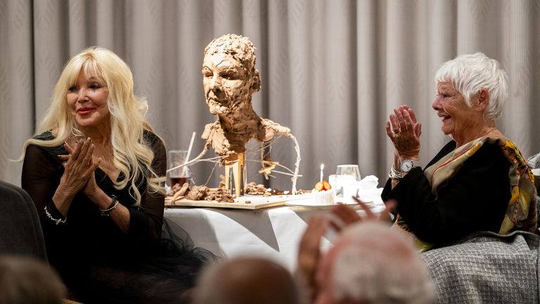 Sochař Frances Segelman (vlevo) a Dame Judi Dench