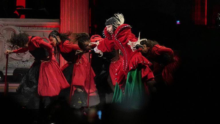 Lady Gaga vystupuje během svého bezplatného koncertu na pláži Copacabana v Rio de Janeiro, sobotu 3. května 2025. (AP Photo/Silvia Izquierdo)