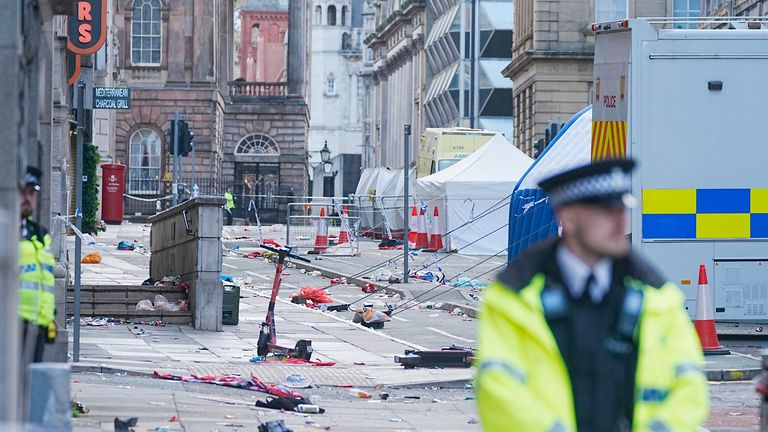 Policejní stany obklopené trosky na scéně na Water Street poblíž budovy jater v Liverpoolu.  Pic: Pa