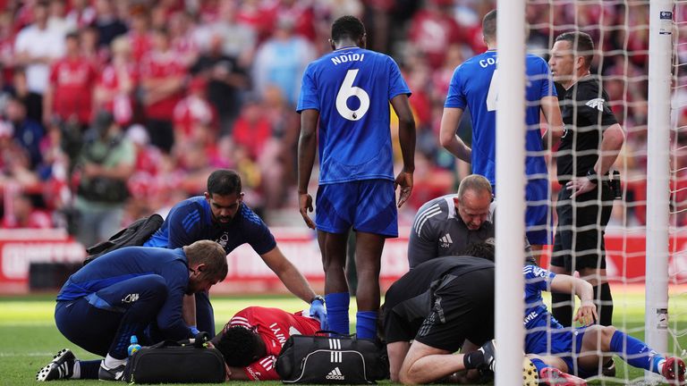 Taiwo Awoniyi Nottingham Forest dostává lékařskou péči po utrpení zranění. Pic: Reuters