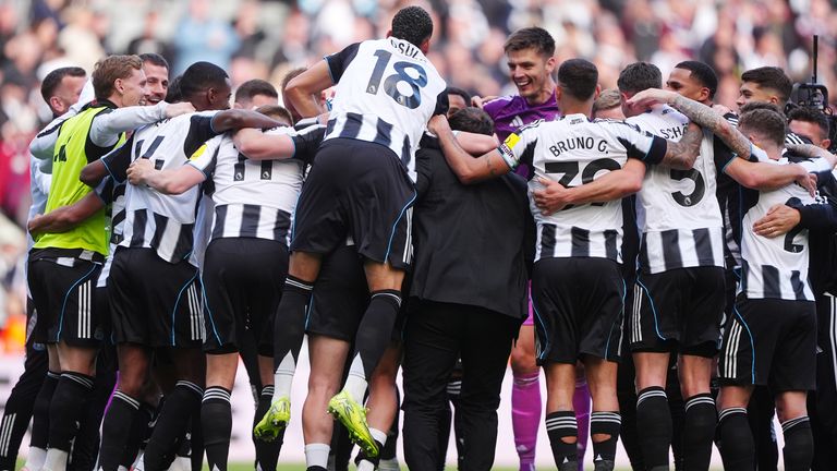 Hráči Newcastle United slaví po zápase Premier League v parku St. James 'v Newcastlu na Tyne. Datum obrázku: neděle 25. května 2025.