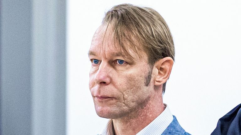 Muž, který je podezřelým při zmizení britského batole Madeleine McCann v Portugalsku, stojí vedle svého právníka Friedricha Fuelsera v jeho soudu o nesouvisejícím sexuálním útoku v Braunschweigu v Německu, 2. října 2024. Křesťanský B., je nabitý třemi počty, které se týkají sexuálních postižení v roce 2007 a prosinstvím v roce 2007, a v prosinci 2007. Moritz Frankenberg/Pool přes Reuters