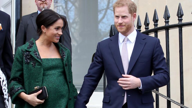 Vévoda a vévodkyně ze Sussexu odcházejí po návštěvě Kanadského domu v Londýně na akci Commonwealth Day Youth, která oslavuje rozmanitou komunitu mladých Kanaďanů žijících v Londýně a po celé Velké Británii.