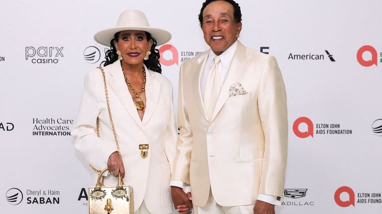 Smokey Robinson a jeho manželka Frances dorazí na Elton John Aids Foundation Academy Awards Slewing Party, aby oslavili 96. ceny Oscars Academy Awards v Los Angeles v Kalifornii, USA, 10. března 2024. Reuters/Alisha Jucevic