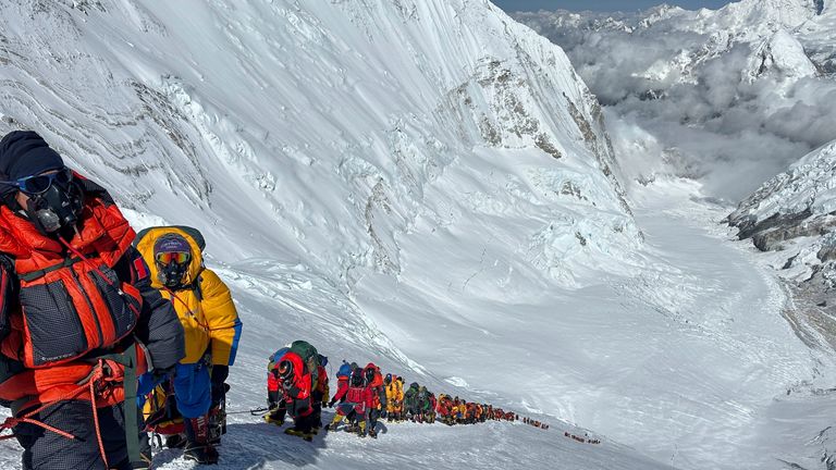 Front horolezec pod táborem 4 na cestě na vrchol Mount Everestu v Nepálu, 17. května 2025. (AP Photo/Jenjen Lama)
