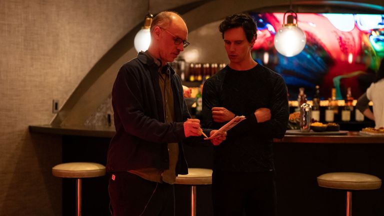 Cory Michael Smith (R) hraje Venis v Mountainhead. Pic: Mountainhead/HBO