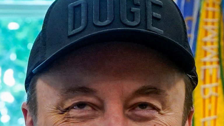Pan Musk měl na sobě baseballovou čepici značkou doge a natáhl černé oko. Pic: Reuters