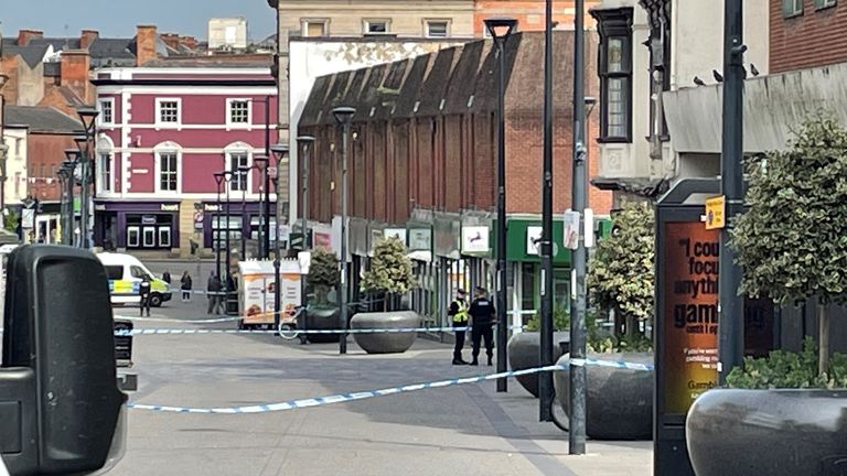 Scéna na ulici sv. Petra jako vyšetřování vraždy pokračuje do smrtelného bodnutí zákazníka v pobočce Lloyds Bank.  Pic: Pa