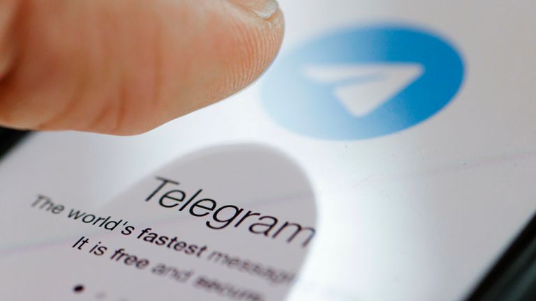 Symbolická fotografie: Logo Telegramu služby rychlého zasílání zpráv je vidět na smartphonu. Berlín, 20. ledna 2022 Foto: Thomas Trutschel/Picture-Alliance/DPA/AP Images