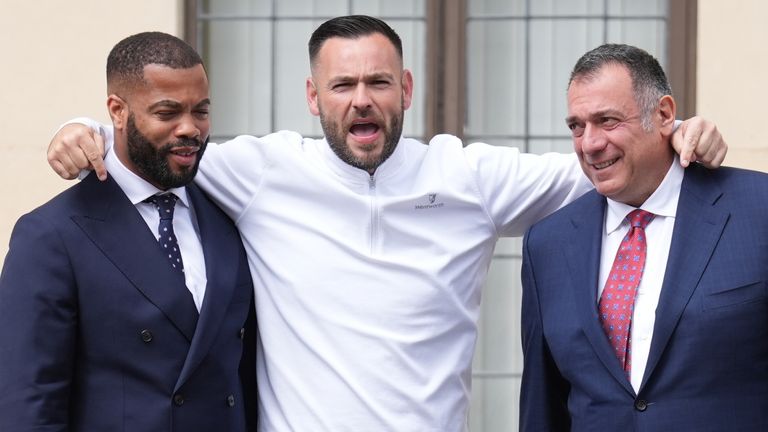 Frederick Doe, 36 let, (uprostřed), známý také jako Frederick Sines, takže Oxford Crown Court po odsouzení na 21 měsíců odnětí svobody pozastaveno na dva roky a nařídil 240 hodin neplacené práce, poté, co byl shledán vinným ze spiknutí, aby přenesl trestní majetek, za krádež 4,8 milionu GBP zlaté toalety v roce 2019.