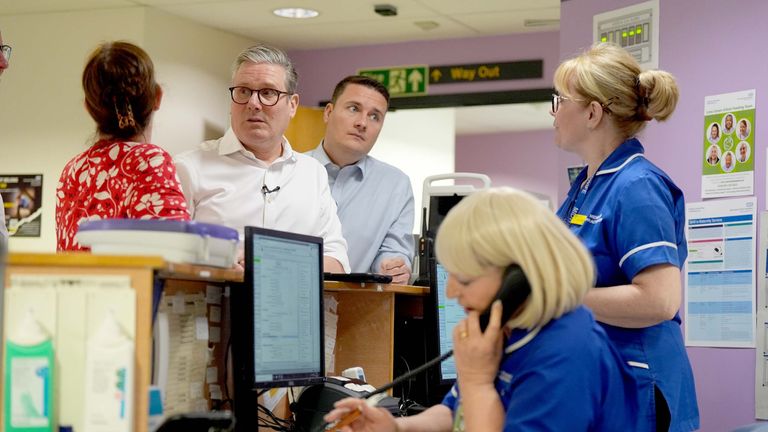 Keir Starmer a Wes Streeting, setkávají se s ošetřovatelským personálem a kandidátem na Labour pro starostu East Midlands a současného předsedy Sherwood Forest Hospitals NHS Trust, Claire Ward (vlevo), během návštěvy Kings Mill Hospital Sutton-In-Ashfield, ve východním Midlandu, ve východním Midlandu, ve východním Midlandu, ve východním Midlandu, ve východním Midlandu, ve východním Midlandu, ve východním Midlandu, ve východním Midlandu, ve východním Midlandu, ve východním Midlandu, ve východním Midlandu, ve východním Midlandu, ve východním Midlandu, ve východním Midlandu. Datum obrázku: pondělí 8. dubna 2024. PA foto. Viz PA Story Politics Labor. Foto kredit by si měl přečíst: Jacob King/PA Wire