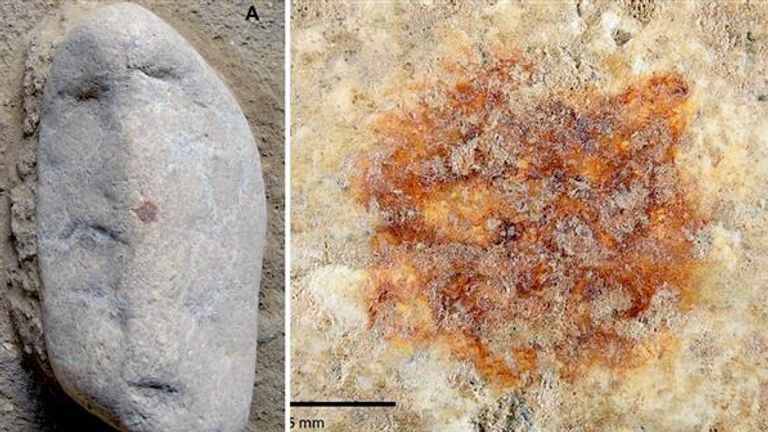 Oblázek objevil v San Lazaro Rock-Shelter, Moderní Segovia, střední Španělsko a otispívající prst.  Pic: Springer Nature/Alvarez-Alonso, de Andres-Herrero, Diez-Herrero et al