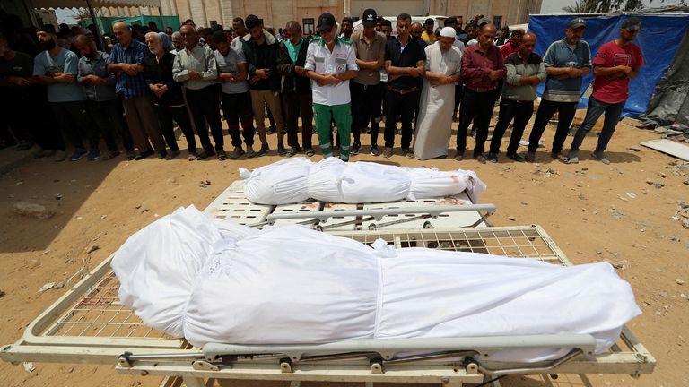 Mournery se účastní pohřbu Palestinců zabitých v izraelských úderech, v indonéské nemocnici v Beit Lahia, v severním pásmu Gazy, 15. května 2025. Reuters/Mahmúd Issa