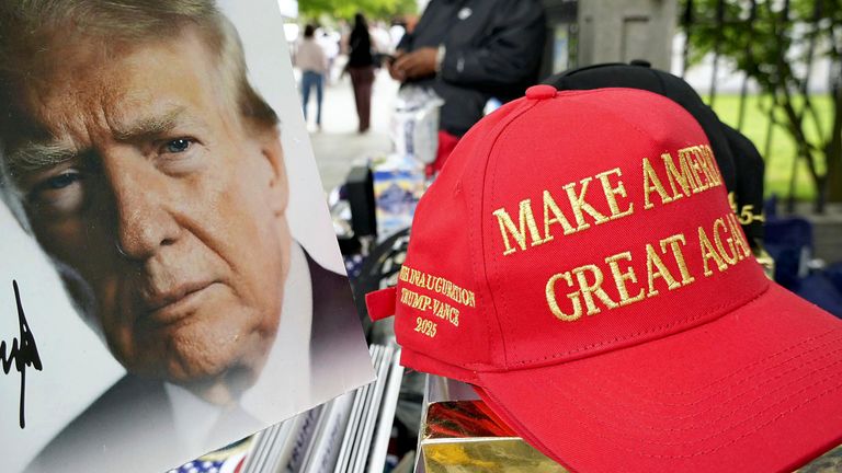 Červený klobouk ve Washingtonu DC na podporu prezidenta Trumpa. Pic: Ap