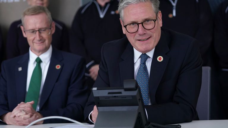 Britský premiér Keir Starmer mluví telefonicky s americkým prezidentem Donaldem Trumpem v automobilové továrně ve West Midlands, ve čtvrtek 8. května 2025. (AP Photo/Alberto Pezzali, Pool)