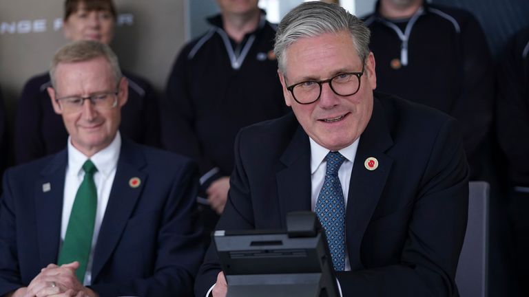 Britský premiér Keir Starmer mluví telefonicky s americkým prezidentem Donaldem Trumpem v automobilové továrně ve West Midlands, ve čtvrtek 8. května 2025. (AP Photo/Alberto Pezzali, Pool)