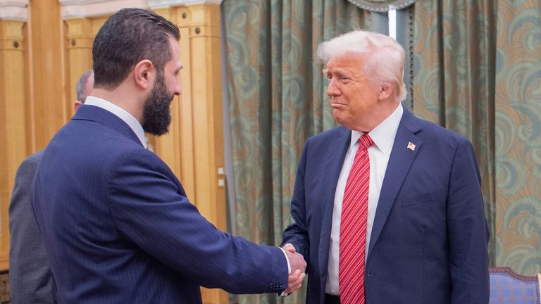 Na této fotografii vydané Saúdským královským palácem, prezidentem Donaldem Trumpem, Right, třese rukama s dočasným prezidentem Sýrie Ahmadem Al-Sharaa v Rijádu v Saúdské Arábii ve středu 14. května 2025. (Bandar Aljaloud/Saúdský královský palác přes AP)
