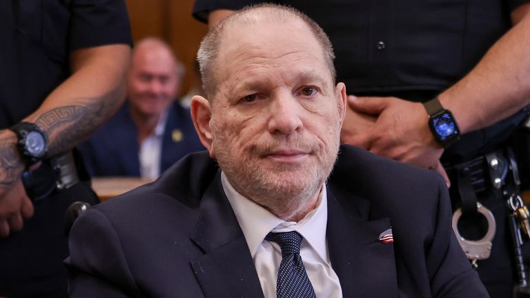 Harvey Weinstein se objevuje na státním soudu na Manhattanu za jeho obnovu ve středu 30. dubna 2025 v New Yorku. (Sarah Yenesel/Pool Photo přes AP) 
