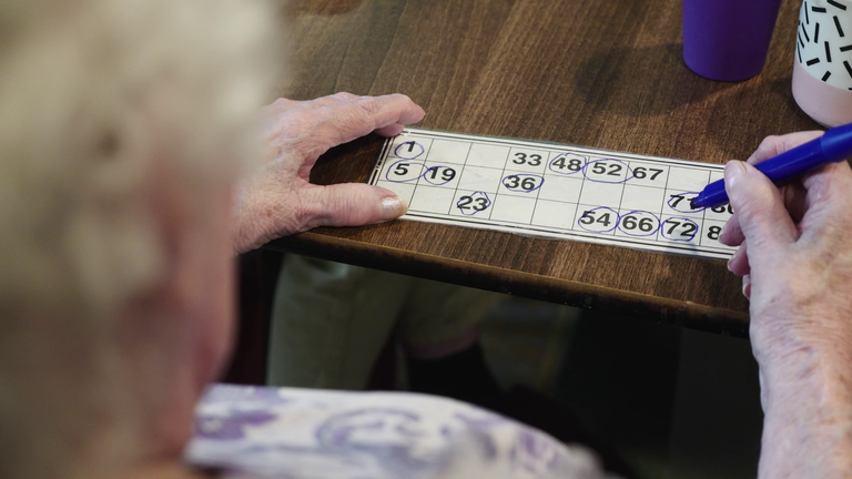 Obyvatelé v pečovatelském domě v Newportu spolu hrají bingo