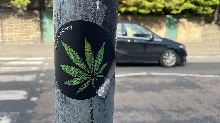 Samolepky viděny po celé Velké Británii