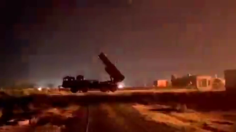 Screenshot z Pákistánského vojenského x Post ukazující, že rakety byly spuštěny směrem k Indii 10/05/2025: https://x.com/militaryPakispr/status/1921003337396216046