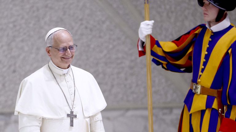 Papež Leo XIV přichází, aby držel publikum se zástupci médií.  Pic: Reuters