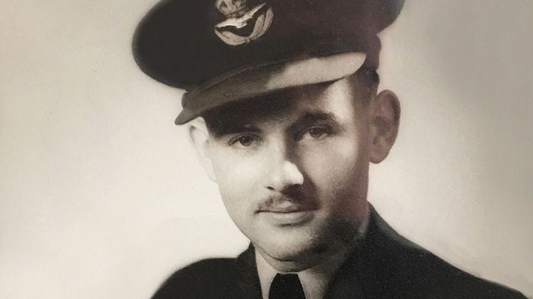 Colin se připojil k 608 Squadron (Pathfinder Group) se sídlem na Downham Market v Norfolku po svém létajícím tréninku