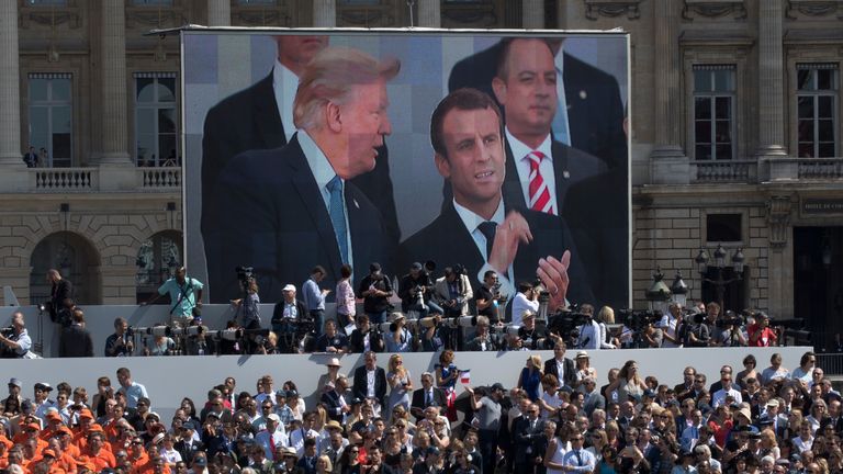 Donald Trump Sledování přehlídky Bastille Day na Champs Elysees v roce 2017. Obrázek: AP