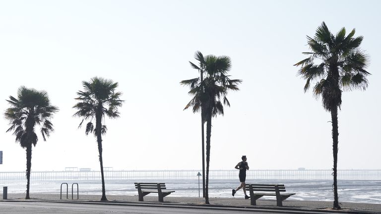 Podél mořské fronty běží jogger v Southend-on-Sea, Essex. Očekává se, že čtvrtek bude dosud nejžhavějším dnem roku, přičemž předpovědi předpovídají, že teploty by mohly zasáhnout 30 ° C v nejbližším bodě v záznamu. Datum obrázku: Čtvrtek 1. května 2025. Viz PA Story počasí teplé. Fotografický kredit by si měl přečíst: Stefan Rousseau/PA Wire