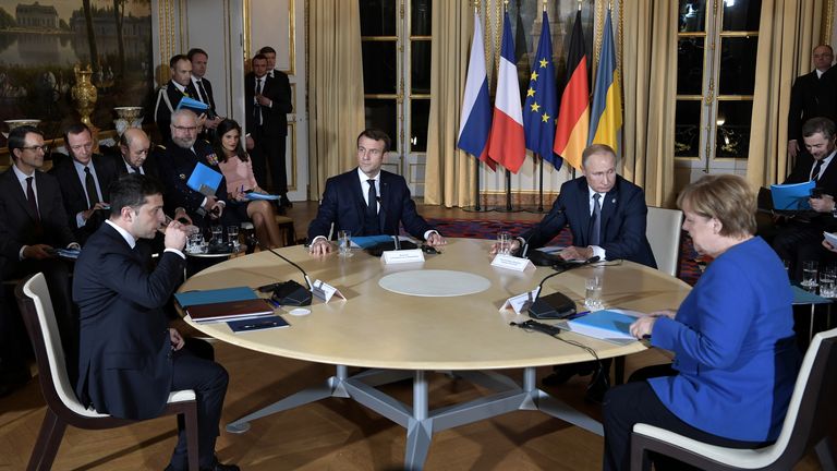 Ruský prezident Vladimir Putin, francouzský prezident Emmanuel Macron, německý kancléřka Angela Merkelová a ukrajinská prezidentka Volodymyr Zlenskiy se účastní summitu ve formátu Normandie v Paříži 9. prosince 2019. Sputnik/Alexei Nikolsky/Kreml prostřednictvím reutersův editorů reutersů - byl poskytnut třetí stranou.