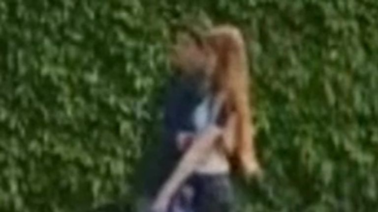 Nejlepší dostupná dostupná obrazovka pořízená z CCTV ze dne 03/05/25 vydaná Metropolitní policií CCTV dvou teenagerů, s nimiž chtějí mluvit poté, co byla v Ruislipu mučena a zabita dvě koťata. Metropolitní policie obdržela zprávu 3. května, která tvrdila, že dva teenageři rozebrali zvířata na Ickenham Road, Ruislip. Datum vydání: Čtvrtek 15. května 2025.