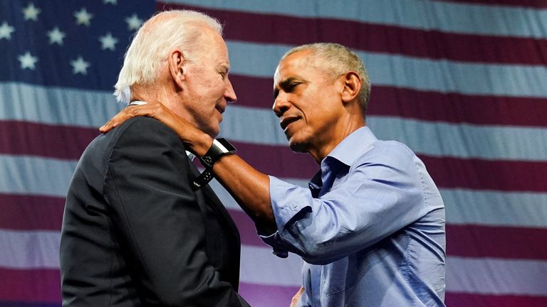 Americký prezident Joe Biden a bývalý prezident Barack Obama se účastní kampaně pro demokratický americký senátorský kandidát John Fetterman a demokratický kandidát na guvernér Pennsylvania Josh Shapiro ve Philadelphii v Pensylvánii, US 5. listopadu 2022.