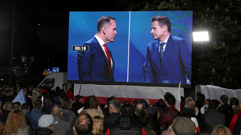 Karol Nawrocki, kandidát na polské prezidentské volby podporované hlavním zákonem a spravedlností polské opoziční strany (PIS), a prezidentský kandidát pro občanskou koalici, Varšavský starosta Rafal Trzaskowski, jsou vidět na obrazovce během volební debaty prezidentské kandidáty/Agences/Agences/Agences/Agences v roce 2025. Wyborcza.pl přes editory pozornosti Reuters - Tento obrázek poskytl třetí strana. Polsko ven. Žádný komerční ani redakční