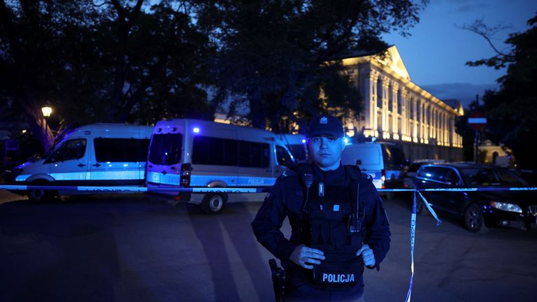 Polská policie zajistí oblast na kampusu Varšavské univerzity po útoku se sekerou ve Varšavě v Polsku.  Pic: Reuters