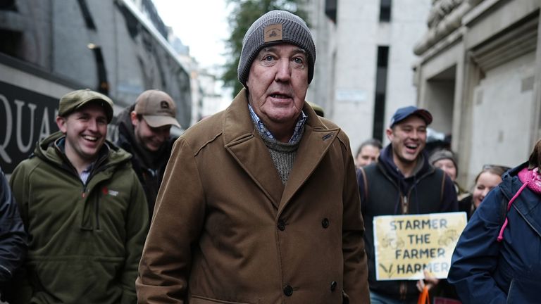 Jeremy Clarkson přichází do centra Londýna, aby se připojil k protestu proti zemědělským protestům o změnách daňových pravidel pro dědičnou daň (IHT) v nedávném rozpočtu s zavedením nových daní na farmách v hodnotě více než 1 milionu. Datum obrázku: úterý 19. listopadu 2024. PA foto. Zemědělci reagovali na změny daně z dědictví pro zemědělské podniky, které omezují 100% úlevu pro farmy pouze na první .. 1 milionu kombinovaného zemědělského a podnikatelského majetku. Za cokoli nad tím majitelé půdy zaplatí 20% daňovou sazbu, spíše než standardní 40% sazba dědické daně (IHT) aplikované na jiné půdy a majetek. PA foto. Foto kredit by si měl přečíst: Aaron Chown/PA Wire