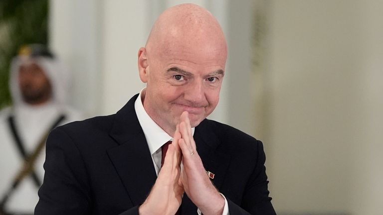 Pan Infantino přichází na státní večeři pořádanou Katarem Emirem. Pic: Ap