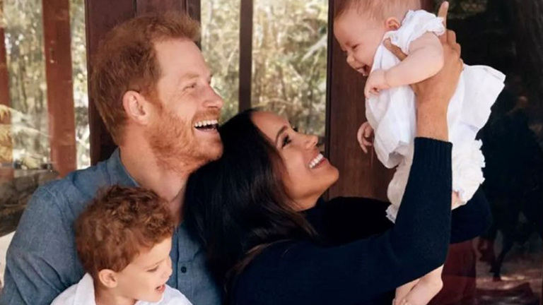 Princ Harry a Meghan Markle sdíleli rozkošnou rodinnou fotografii s jejich dvěma dětmi Archie a Lilibet pro jejich vánoční přání. Pic: Alexi Lubomirski