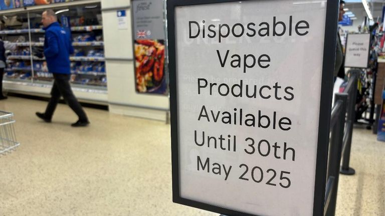 Znamení pro zákazníky v obchodě Tesco v Gerrards Cross, Buckinghamshire, radí zákazníkům, že prodej jednorázových vapes skončí 30. května 2025.