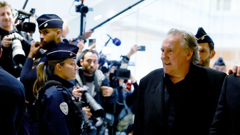 Gerard Depardieu dorazí k soudu.  Pic Reuters