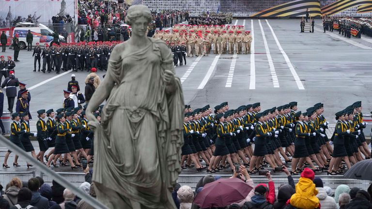 Vojáci ruské armády pochodují během zkoušky šatů na vítězství Parade v Petrohradě 7. května. Pic: Ap/Dmitri Lovetsky