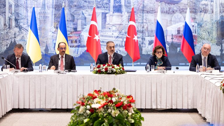 Turecký ministr zahraničí Hakan Fidan předsedá schůzce mezi ukrajinskými a ruskými vyjednavači v Istanbulu. Pic: Reuters
