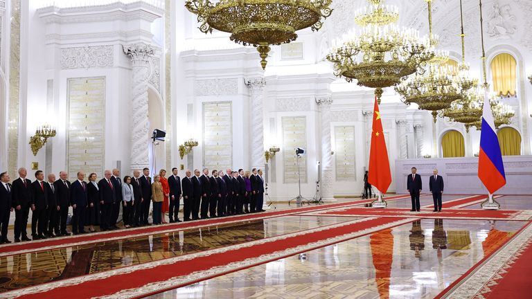Členové delegací vedených ruským prezidentem Vladimirem Putinem a čínským prezidentem Xi Jinpingem se účastní uvítacího ceremoniálu před jejich rozhovory v Kremlu v Moskvě v Rusku 8. května 2025. Reuters/Evgenia Novozhenina/Pool/Pool/Pool/Pool
