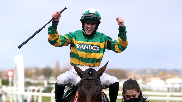 SOUBOR POTO DOTONET 10-04-2021 Jockey Rachael Blackmore slaví vítězství v Randox Grand National Handicap Chase na Minella Times. Grand National a Cheltenham Gold Cup-vyhrávající žokej Rachael Blackmore oznámila svůj odchod do důchodu z jízdy. Datum vydání: pondělí 12. května 2025.