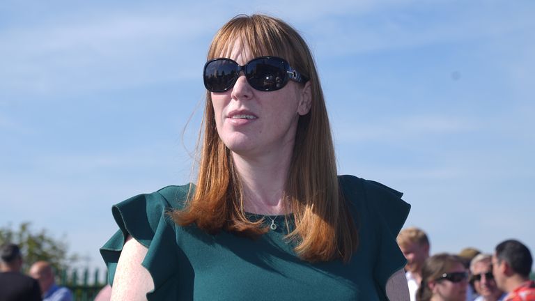 Místopředseda vlády Angela Raynerová během návštěvy blahobytu Rossington Miners v Doncasteru v jižním Yorkshiru, zatímco kampaně za místní volby v tomto týdnu. Datum obrázku: Středa 30. dubna 2025.