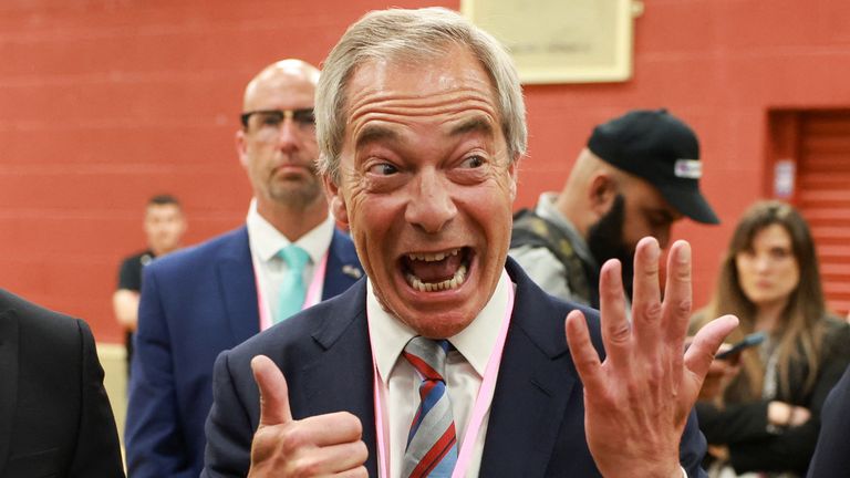 Nigel Farage drží šest prstů, aby naznačil šest hlasů, které jeho strana, kterou vyhrál ve volebním voleb, a Helsby.  Pic: Reuters