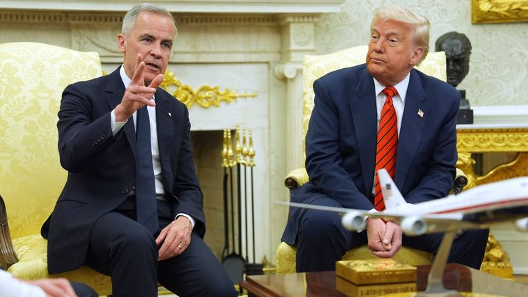 Prezident Donald Trump se setkává s kanadským premiérem Markem Carneym v oválné kanceláři. Pic: Ap