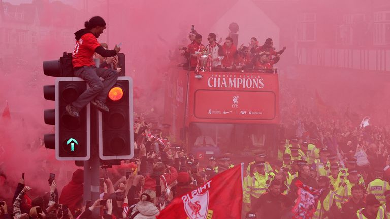 Hráči Liverpoolu slaví s fanoušky poté, co vyhráli Premier League během vítězství.  Pic Reuterds